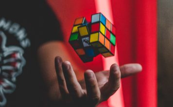 Rubik kocka győzelme a telefon felett Rubik kocka | Cég & Brand
