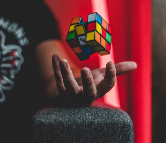Rubik kocka győzelme a telefon felett Rubik kocka | Cég & Brand