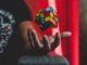 Rubik kocka győzelme a telefon felett Rubik kocka | Cég & Brand